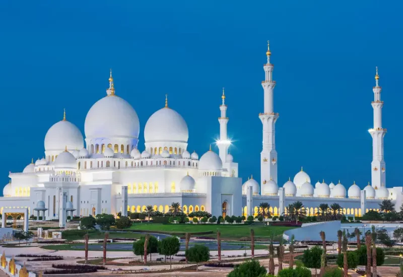 Abu-Dhabi-Sheikh-Zayed-Mosque-Tour-From-Dubai-1